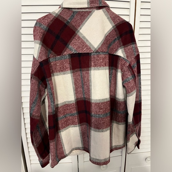 Warm and cozy plaid flannel jacket - Picture 3 of 4